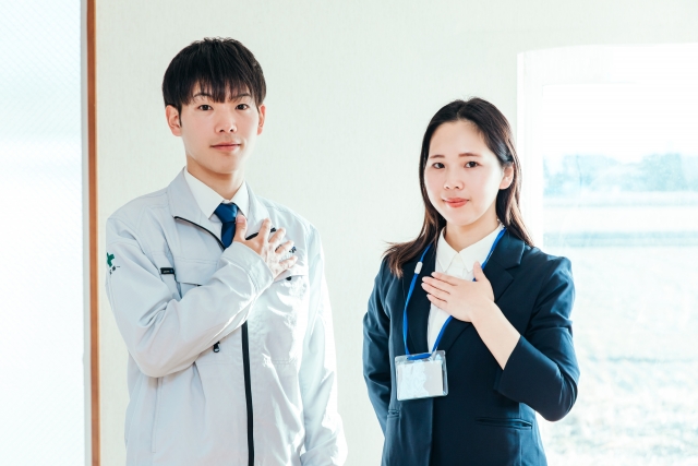 スーツ姿の女性と作業服姿の男性
